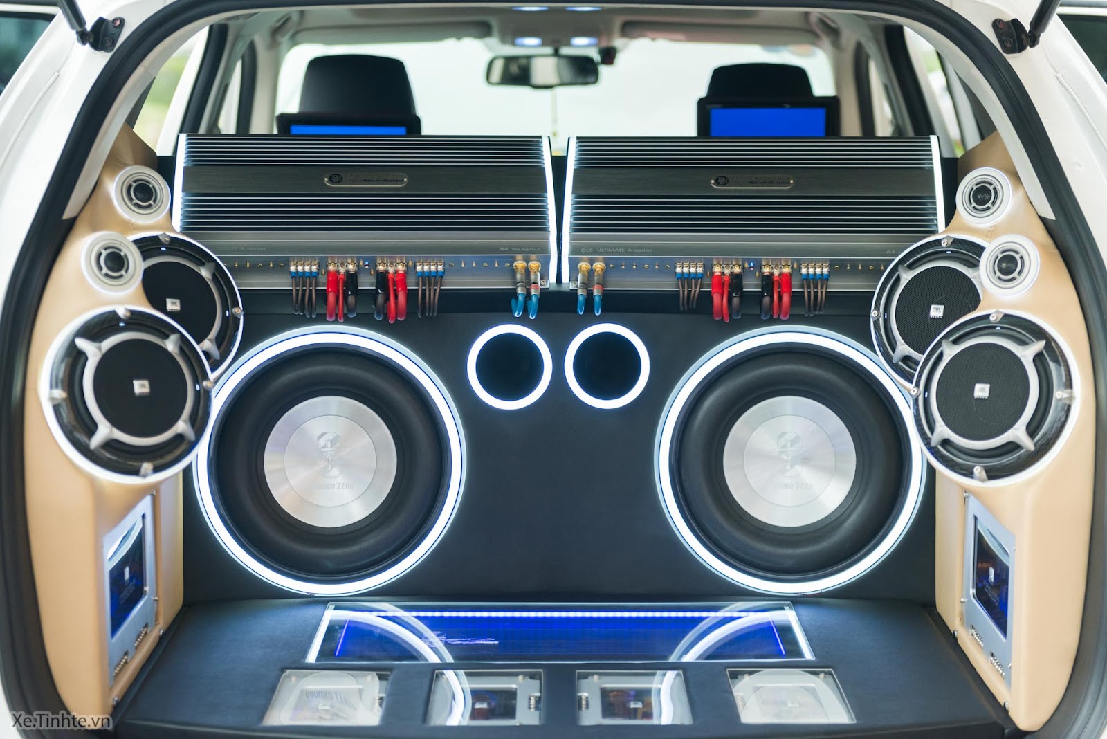 Hệ thống loa xe hơi được độ chế thành dàn DJ mạnh mẽ phía sau xe