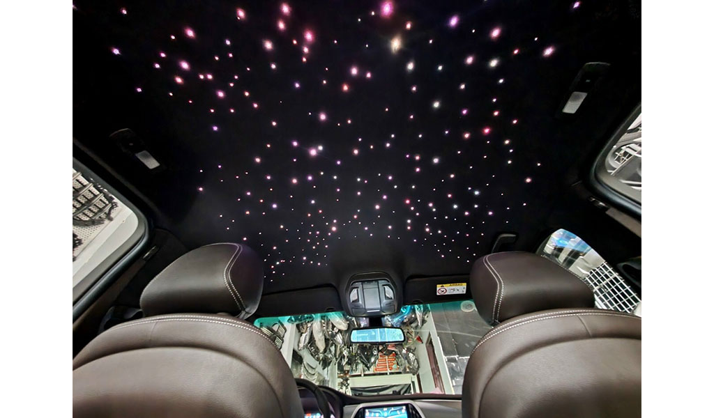 Dùng đèn led biến trần xe thành bầu trời sao sống động
