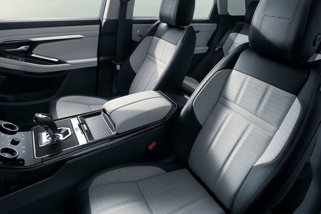 Toàn bộ hệ thống ghế ngồi của xe Range Rover Evoque đều được bọc da có lỗ thông khí