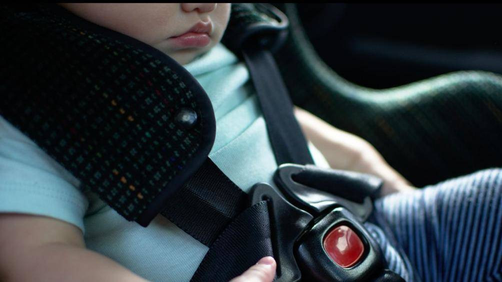 Khóa trẻ em ô tô thực sự cần thiết? Làm gì để bảo vệ an toàn cho trẻ?