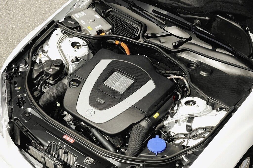 Động cơ xe mạnh mẽ V6 của Mercedes S400.