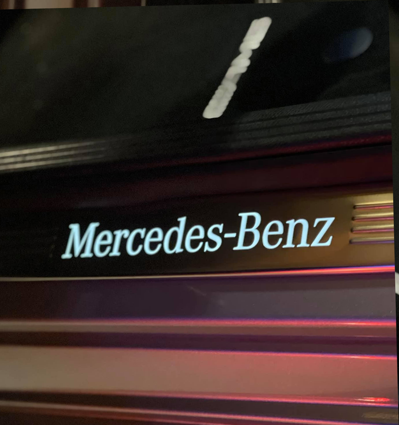 Nâng cấp bệ bước Mercedes Benz có led hiển thị
