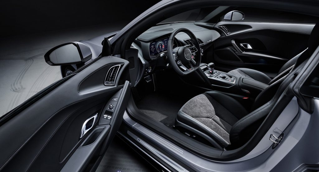 Hệ thống taplo và bảng điều khiển xe Audi R8 Spyder.