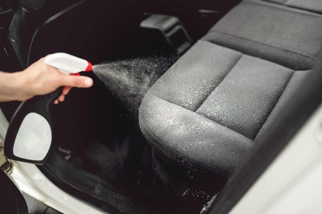 Sử dụng giấm trắng khử mùi xe ô tô