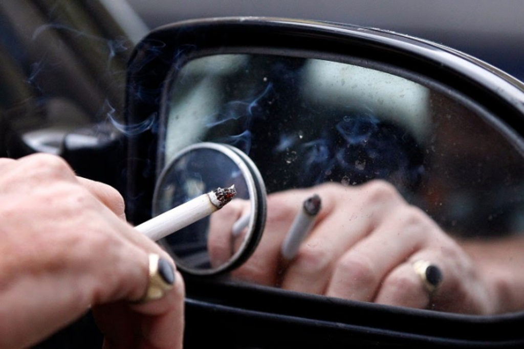 Hạn chế ăn uống, hút thuốc trên xe để khử mùi xe ô tô