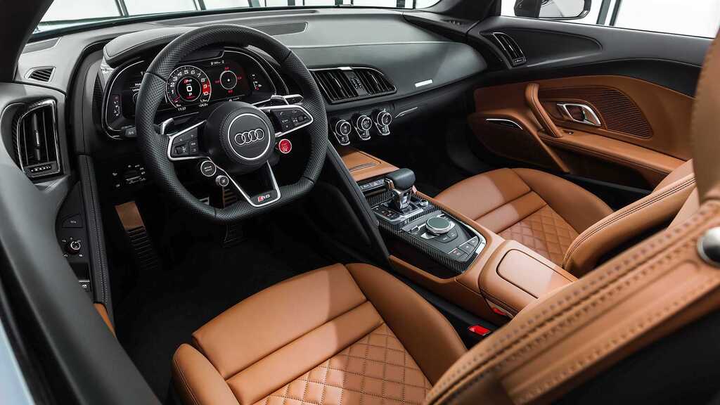 Audi R8 được tích hợp nhiều tính năng giải trí.