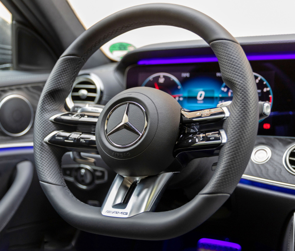 Vô lăng AMG Mercedes được sản xuất bằng chất liệu da và carbon cao cấp.