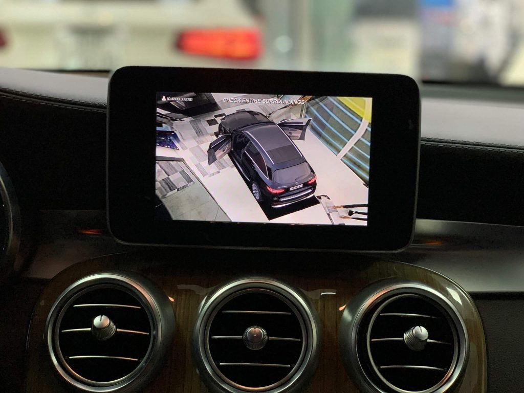 Camera 360 hỗ trợ tầm nhìn bao quát, an toàn cho xe Mercedes.